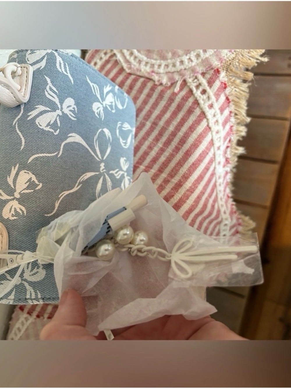 Betsey Johnson light blue floral crossbody bag with white accents - Picture 4 of 9